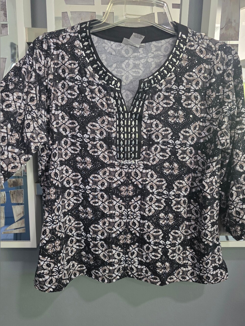 Women's Black & White Patterned V-Neck Embellished Top